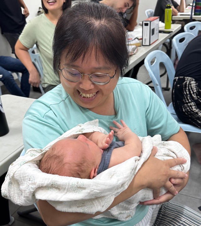 拉娃抱嬰兒